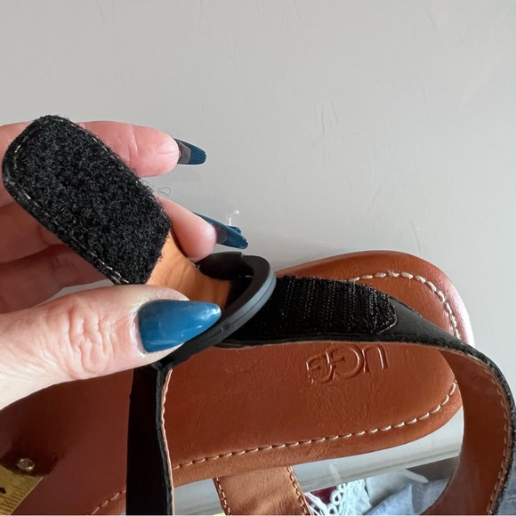 UGG | Black & tan Velcro ankle strap spring summer grandpa style flat sandal - Picture 8 of 16